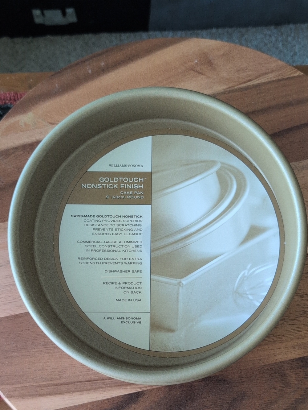 Williams Sonoma Goldtouch Round Cake Pan - Goldtone